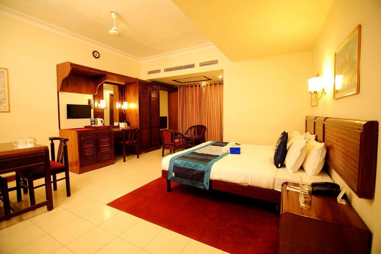 Yuvarani Residency Kochi Exterior photo